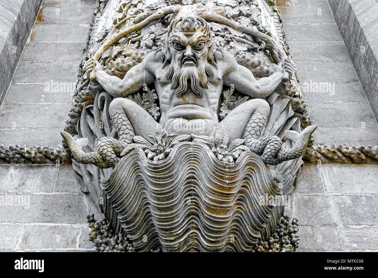 Scultura di Triton sulla cima di un ingresso in pena nel Palazzo di Sintra, Portogallo. Foto Stock
