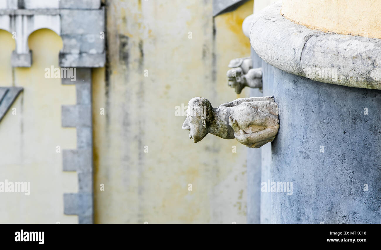 Gargoyle a pena nel Palazzo di Sintra, Portogallo. Foto Stock