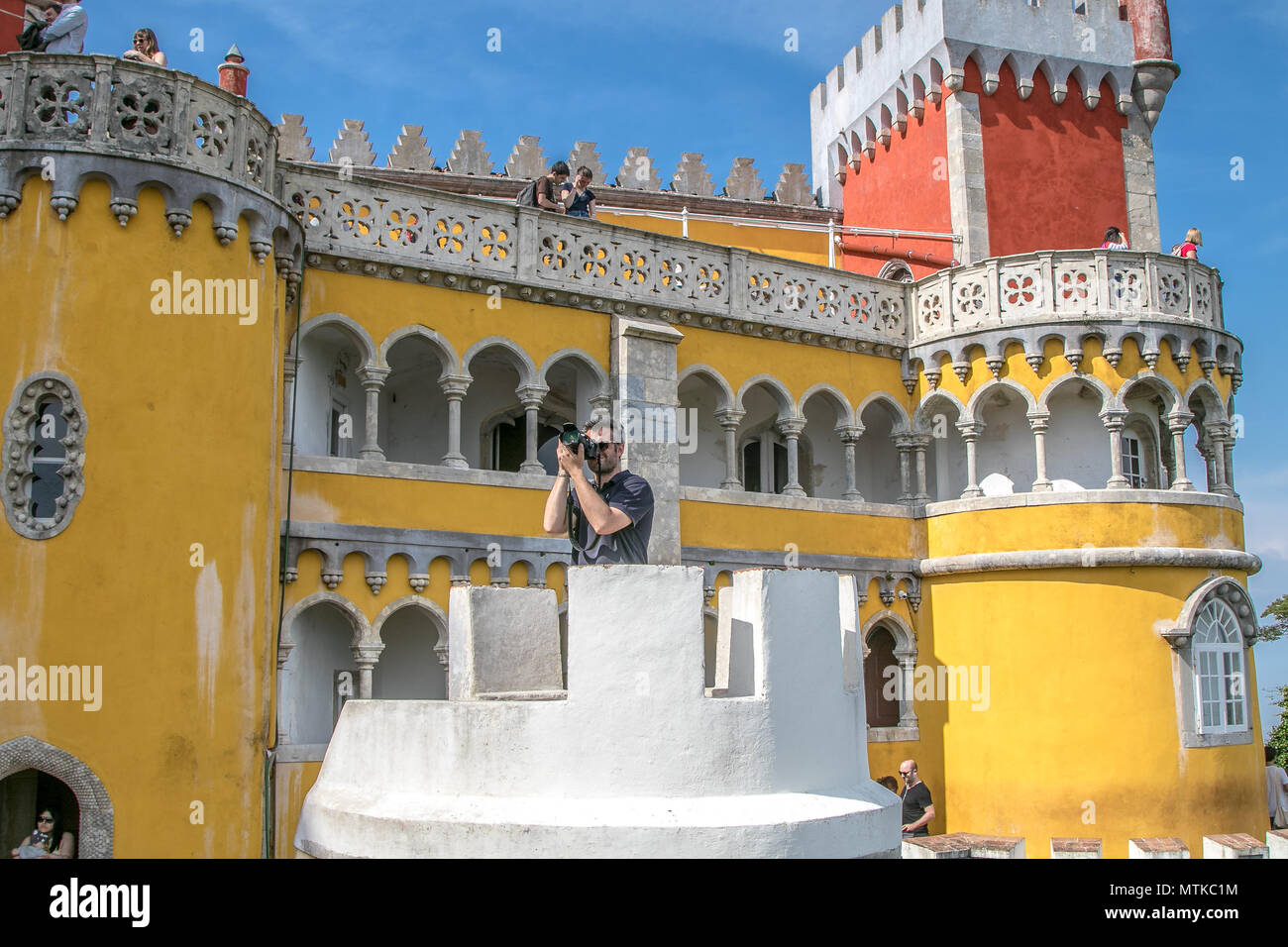 L uomo è finalizzata la sua reflex digitale durante la ripresa di immagini della pena nel Palazzo di Sintra, Portogallo. Foto Stock