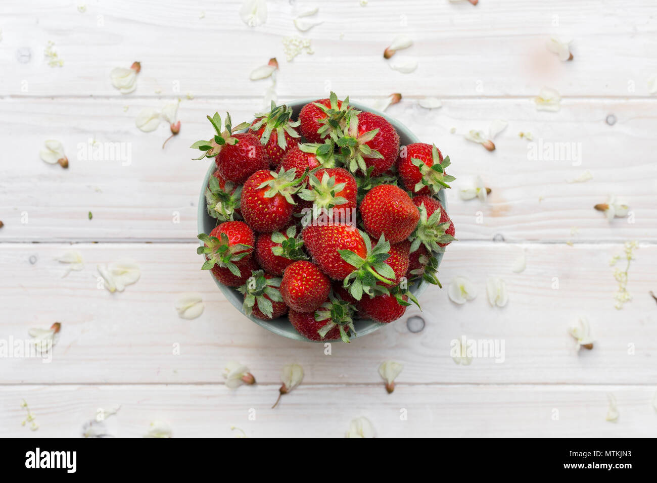 Coppa di fragole su un tavolo bianco top Foto Stock