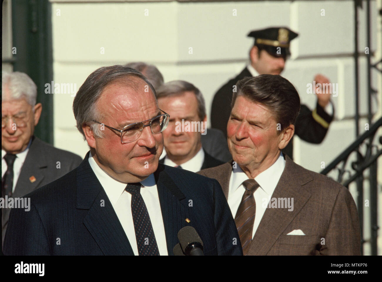 Washington DC 1984/12/01 Il Presidente Ronald Reagan con Helmut Kohl a una cerimonia di partenza all'ingresso diplomatico della Casa Bianca. Foto di Dennis Brack Foto Stock