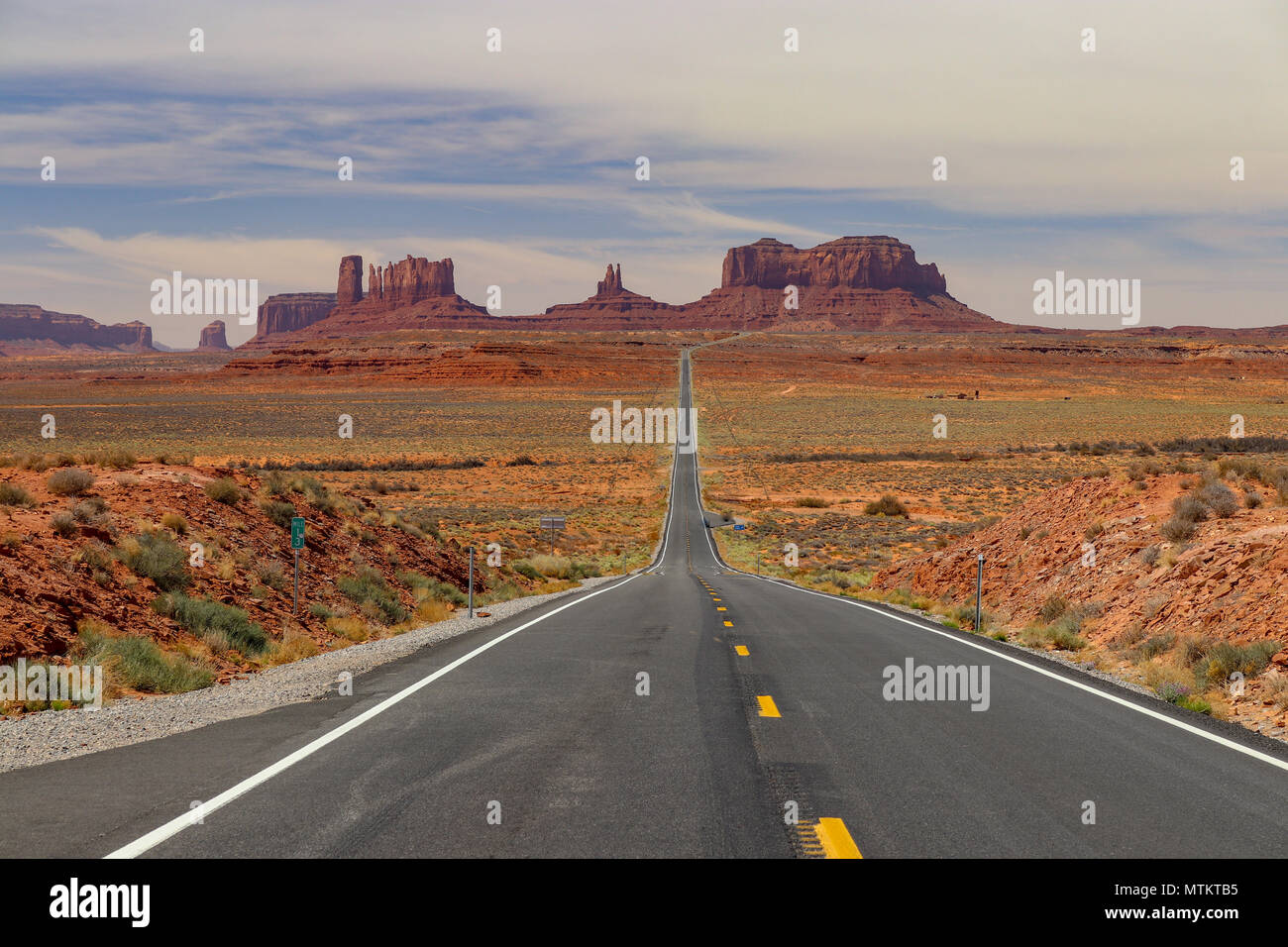 Questo famoso Highway 163 viaggia verso i monumenti in Utah e Arizona. Deserto paesaggio della Valle Ovest Americano Foto Stock