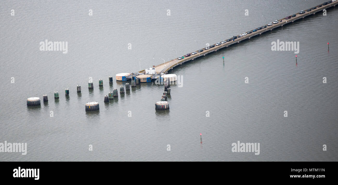 Vista aerea del traghetto Jamestown-Scotland docks e aspettando le vetture schierate sul lato di Jamestown di James River, Virginia. Historic Jamestown è adiacente. Foto Stock