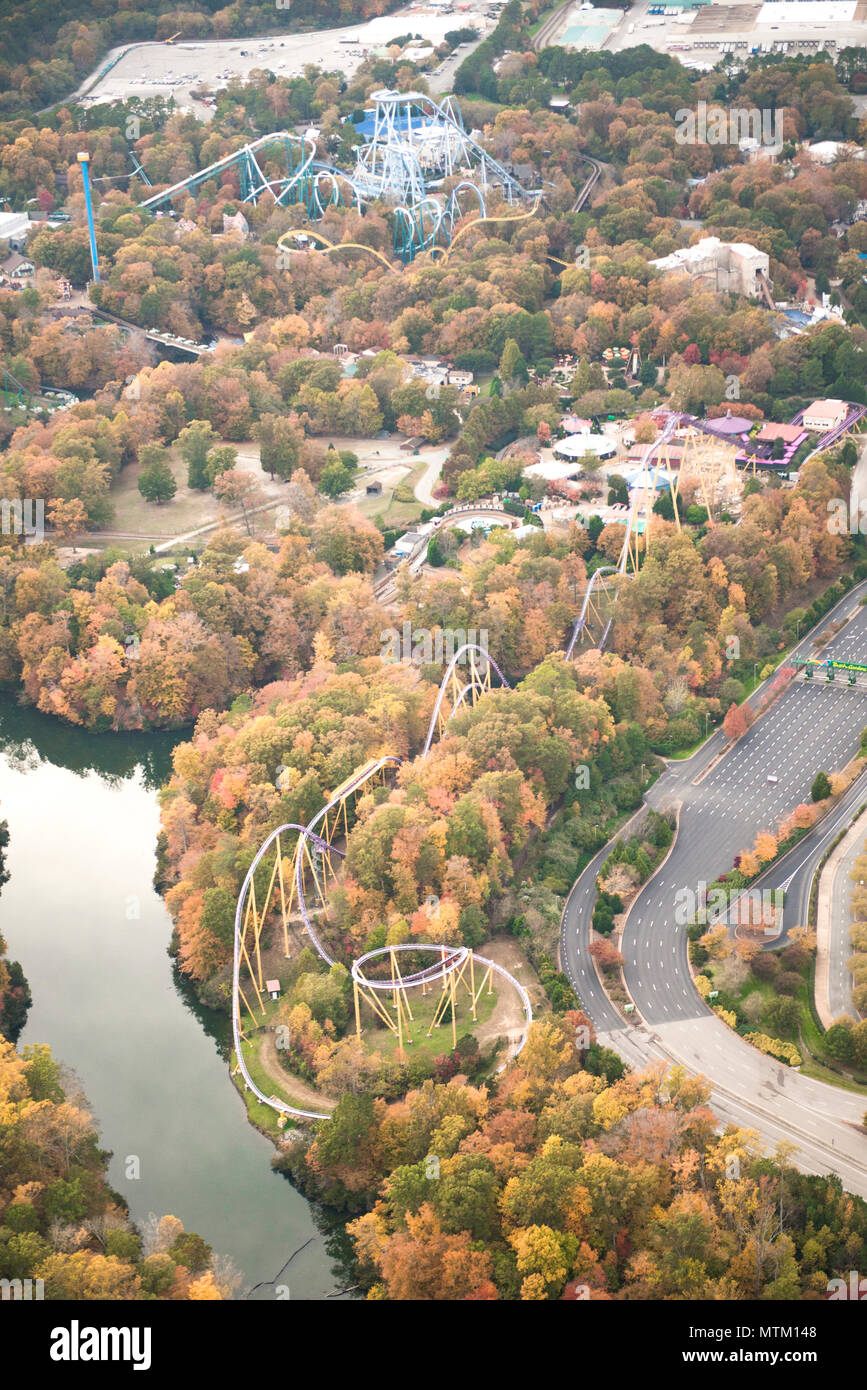 Vista aerea di Busch Gardens di Williamsburg, vecchio paese in caduta. Colori dell'Autunno lungo il fiume e surround incredibilmente alte montagne russe. Foto Stock