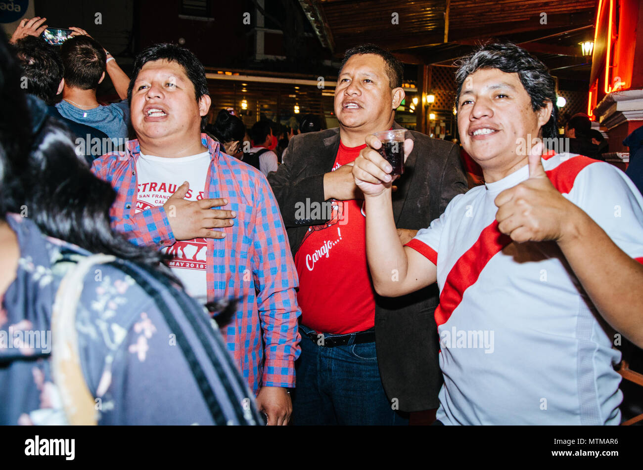 LIMA, Perù - 29 Maggio 2018: : partita amichevole Perù vs Scozia. Ventole peruviana di incoraggiare e di celebrare il giorno della partita attraverso le strade di Mi Foto Stock