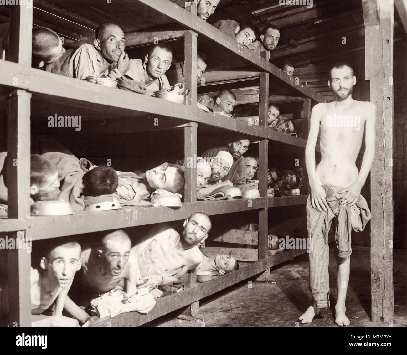A Buchenwald Campo di Concentramento il 16 aprile 1945. Elie Wiesel, che in seguito hanno ricevuto il Premio Nobel per la Pace nel 1986, è la settima persona da sinistra sulla seconda fila dal fondo. Foto Stock