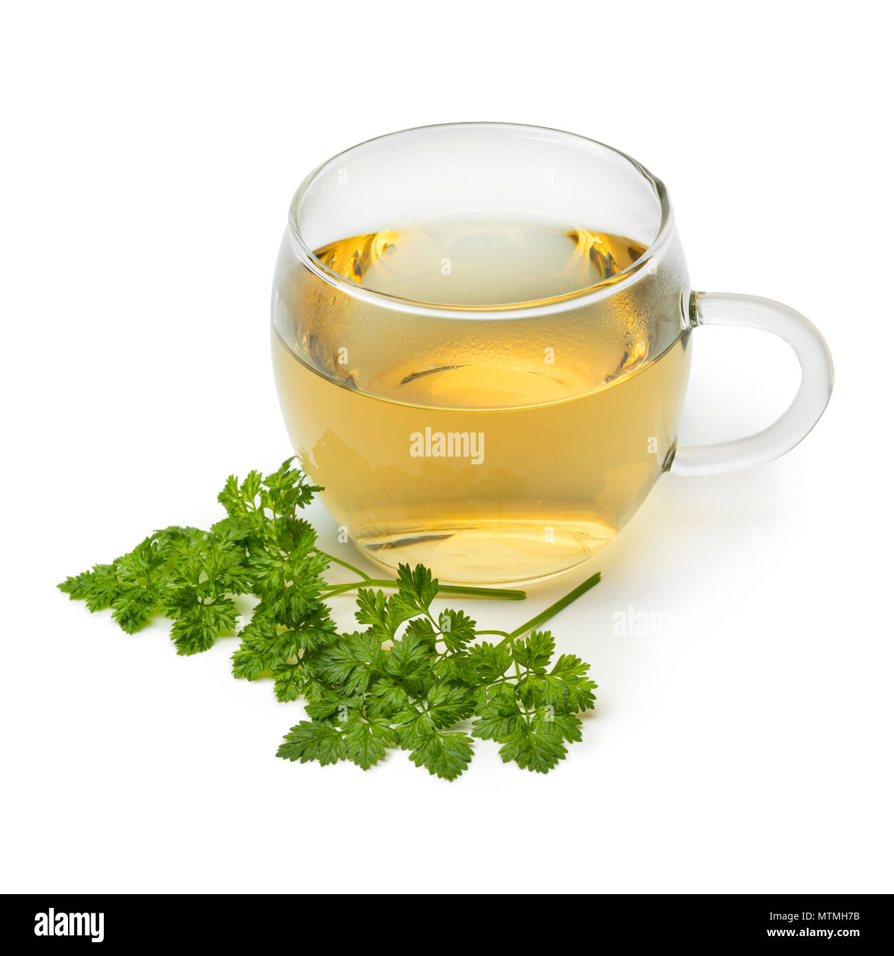 Bicchiere di fresco e salutare tè di cerfoglio fresco con foglie verdi isolati su sfondo bianco Foto Stock