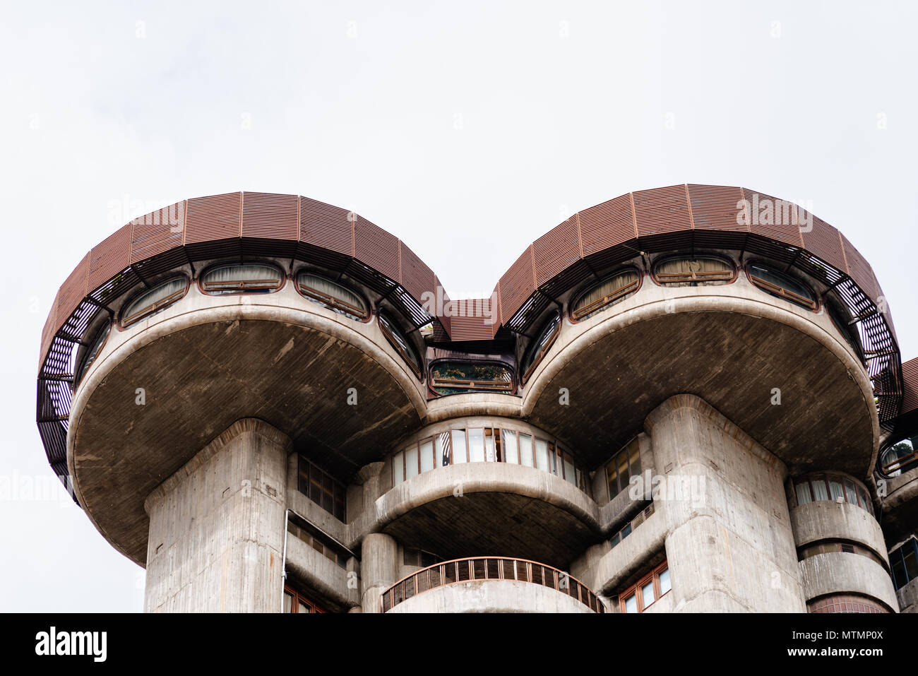 Madrid, Spagna - 27 Maggio 2018: basso angolo di visione iconica 60s grattacielo residenziale di Madrid. Torres blancas da Sainz de Oiza architetto Foto Stock