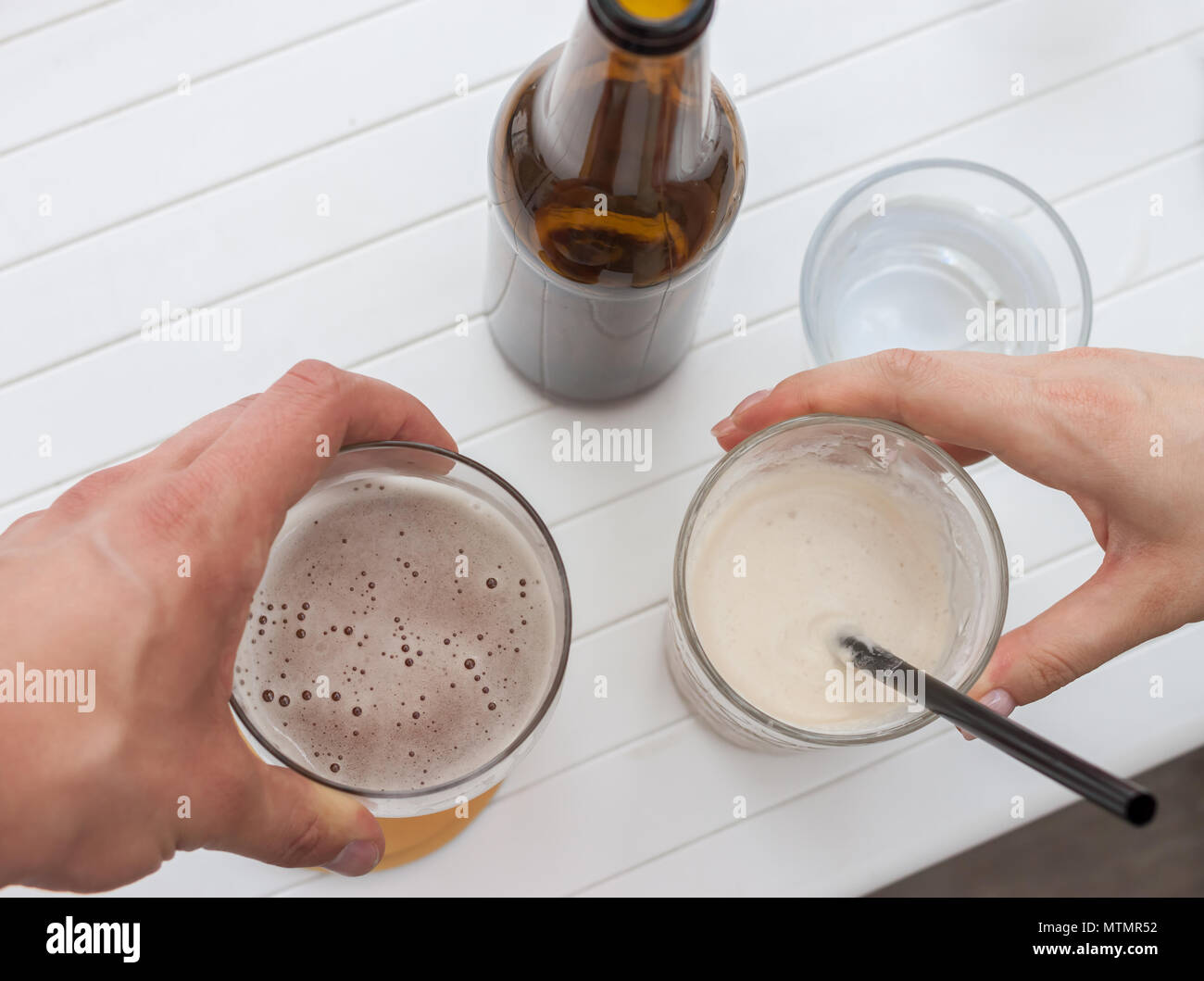 Cheers vetro e bottiglia di birra Foto Stock