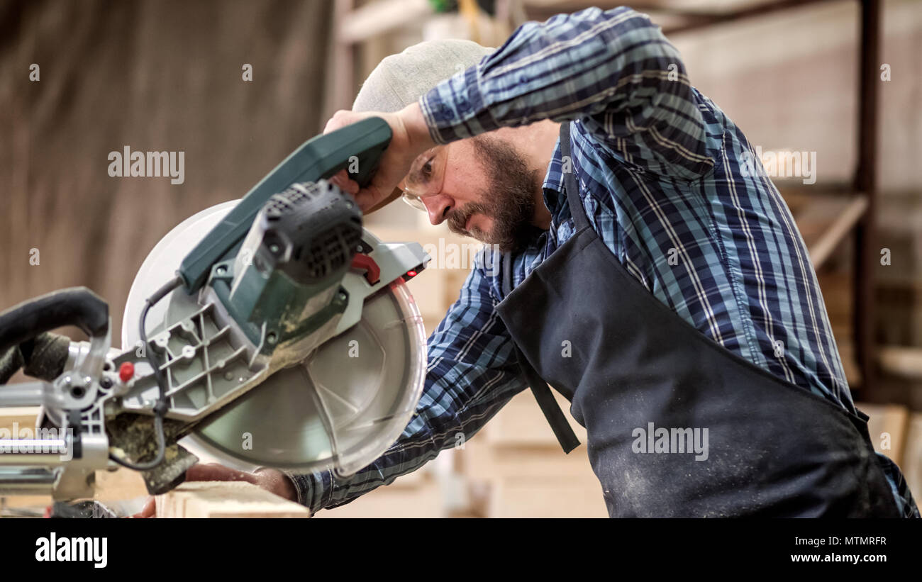 Carpenter lavorare con sega circolare per il taglio di pannelli, l'uomo  sawed bar, costruzione e ristrutturazione di casa, riparazione e  costruzione utensile Foto stock - Alamy