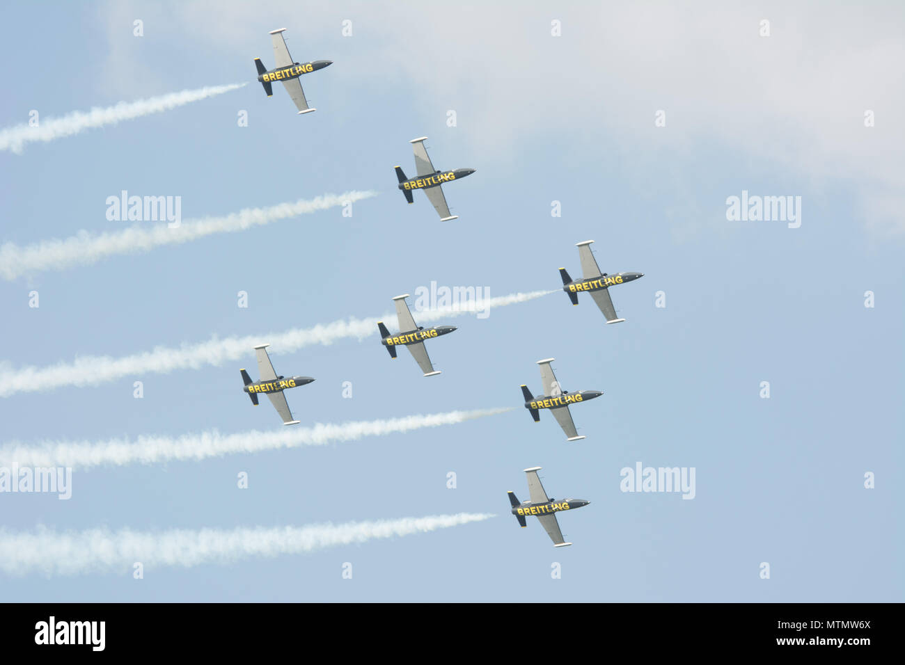 Breitling jet team fare acrobazie in corrispondenza di un'esibizione aerea in Belgio. Foto Stock