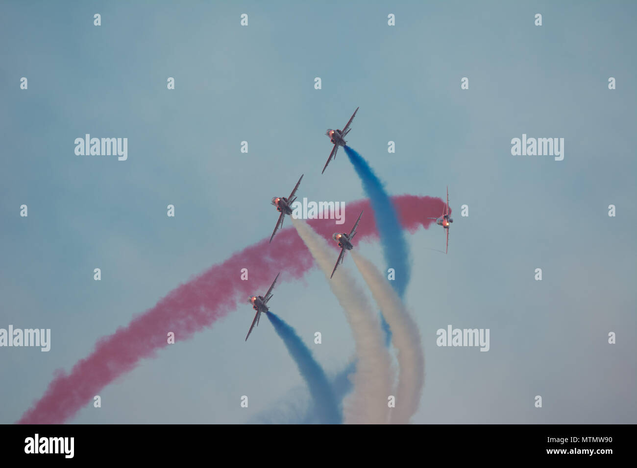 Aerei fare acrobazie in corrispondenza di un'esibizione aerea. Foto Stock