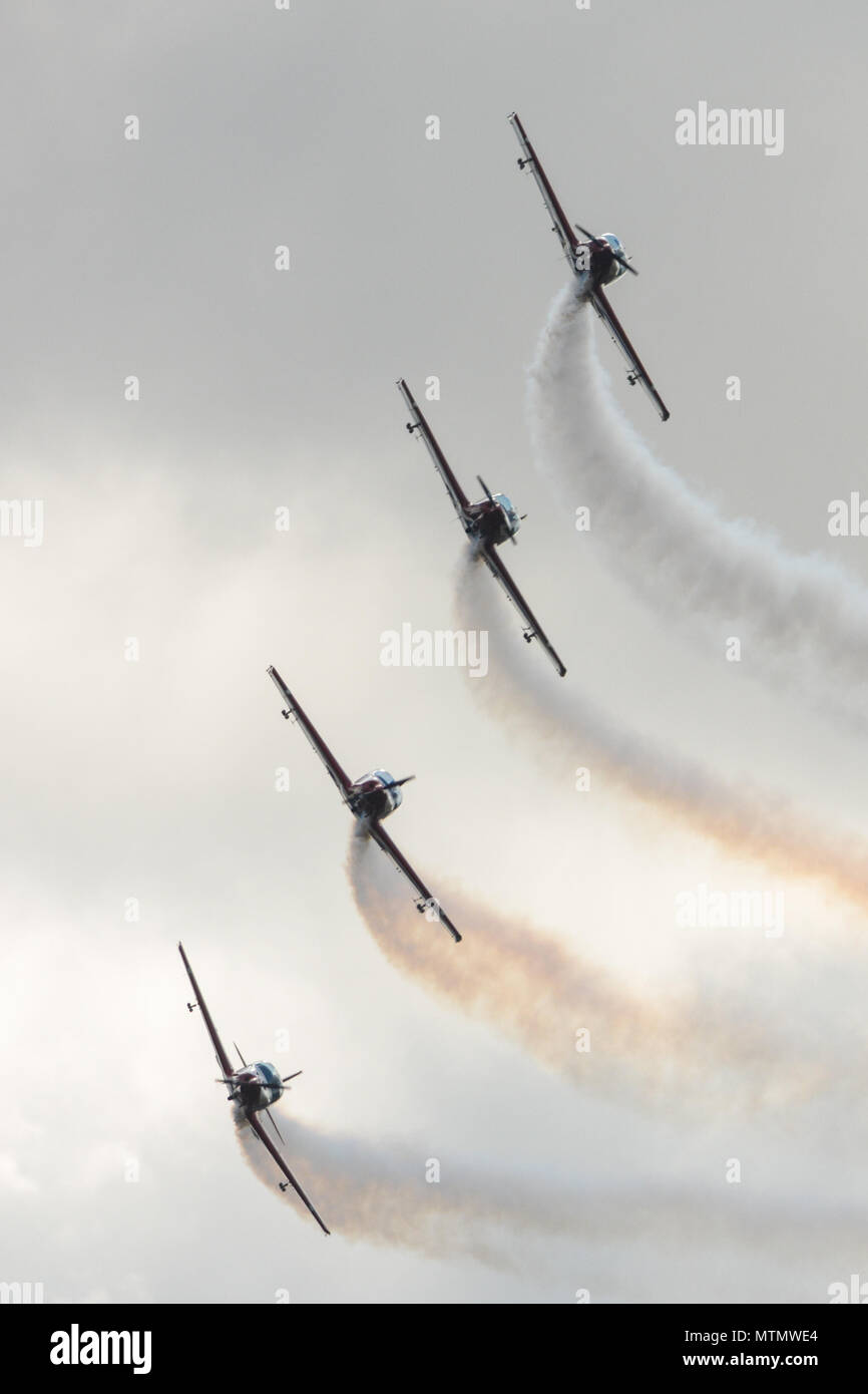 Aerei fare acrobazie in corrispondenza di un'esibizione aerea. Foto Stock