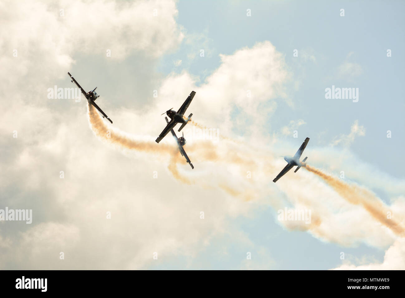 Aerei fare acrobazie in corrispondenza di un'esibizione aerea. Foto Stock