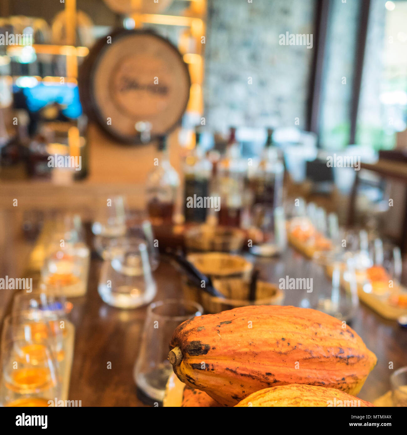 Giallo e arancione cacao Cialde nel bar al Four Seasons su penisola Papagayo nella regione del Guanacaste Costa Rica Foto Stock