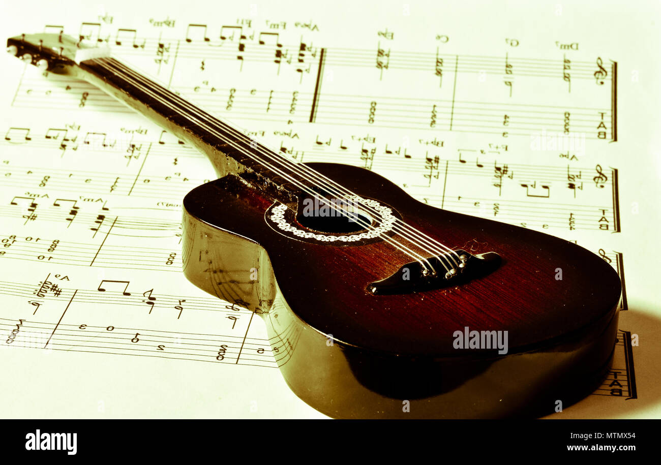 Una chitarra classica e la partitura musicale Foto stock - Alamy