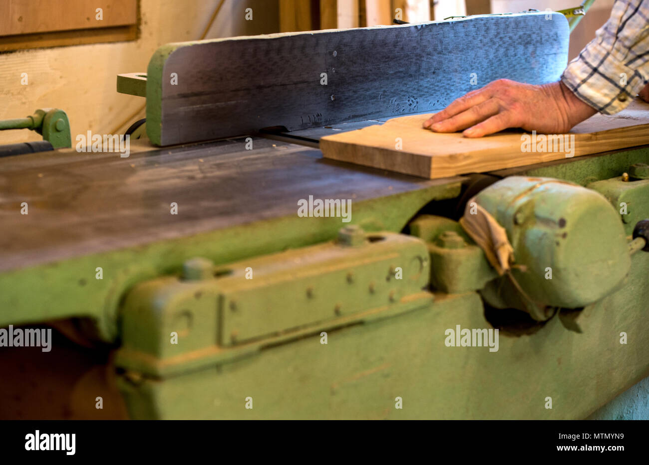 Carpenter strumenti sul tavolo di legno con segatura. Sega circolare. Il taglio di una trave di legno Foto Stock
