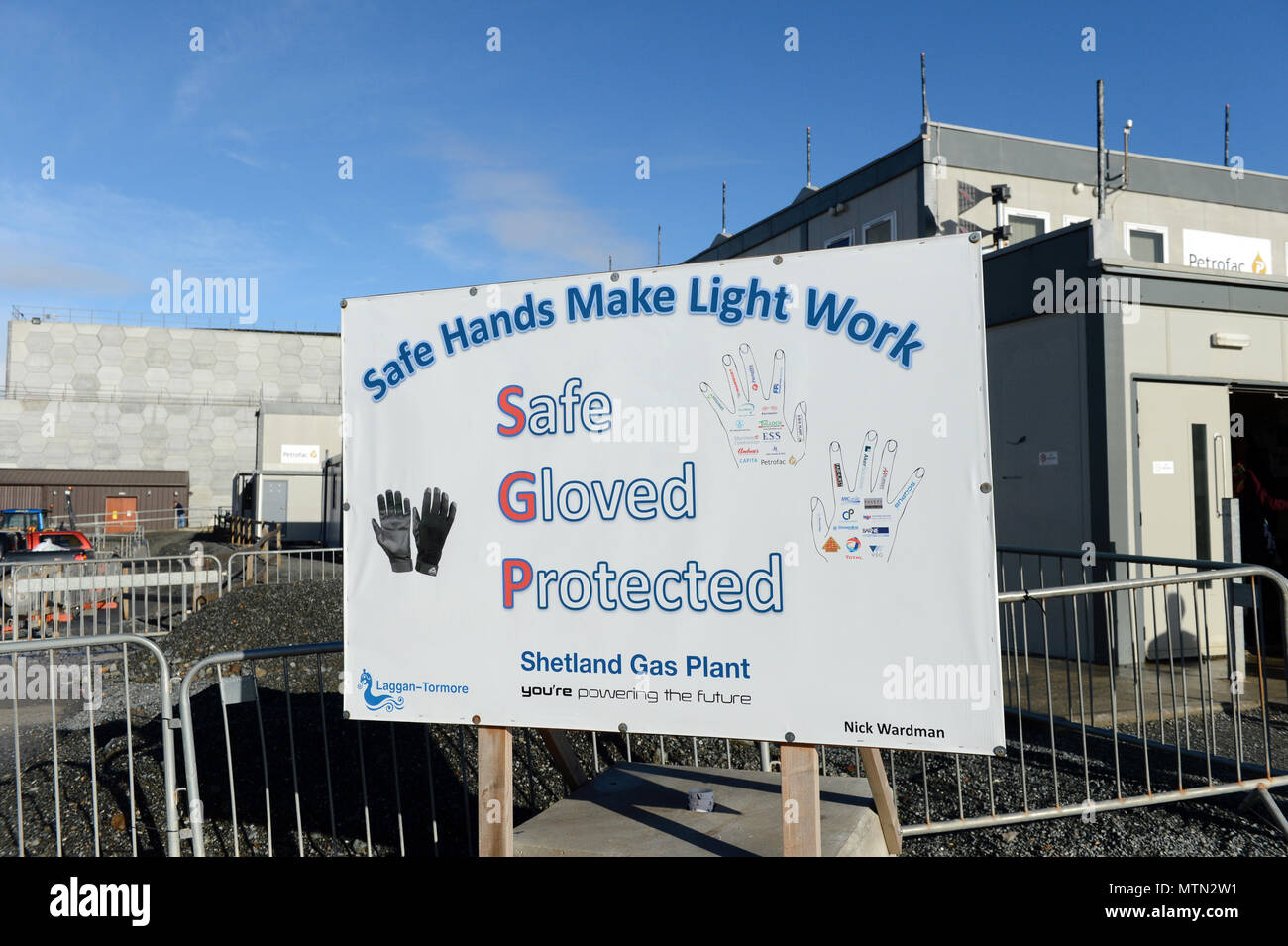 Segnale di sicurezza totale presso il cantiere Shetland gas Plant, che sottolinea la protezione dei lavoratori in mezzo allo sviluppo industriale nelle isole settentrionali. Foto Stock