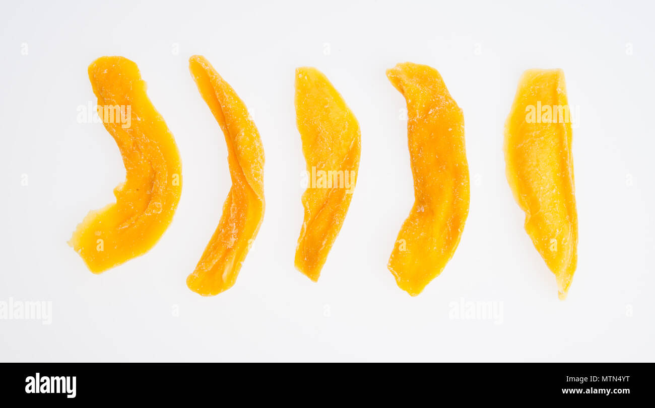 Mango essiccato o secchi fette di mango su uno sfondo Foto Stock