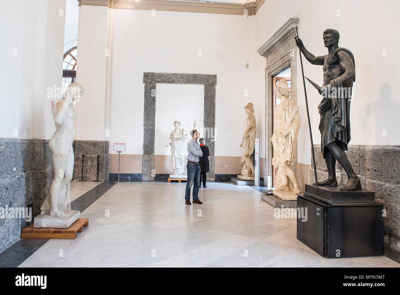 Napoli, Italia - 18 aprile 2018. I visitatori osservano la presenta al suo interno il Museo Archeologico di Napoli. Foto Stock