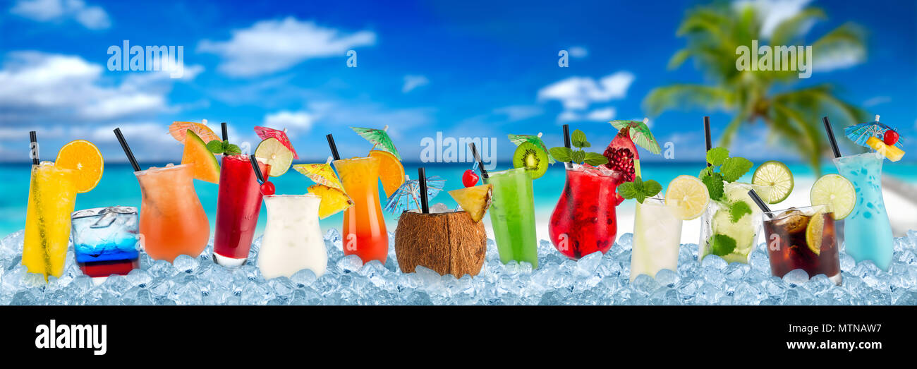 Fila di vari cocktail e long drink di bevande in ghiaccio tritato cubetti isolati su tropical palm beach ocean paradise sfondo Foto Stock