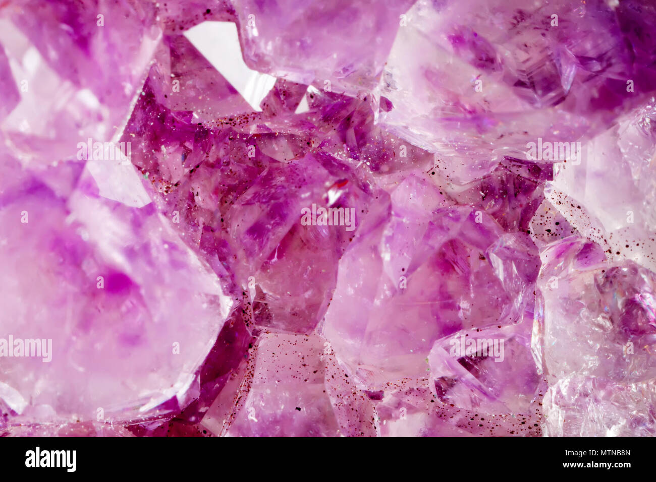 L'ametista. La texture del minerale. Le riprese in modalità Macro della pietra naturale. Le materie minerali. Abstract background. Foto Stock