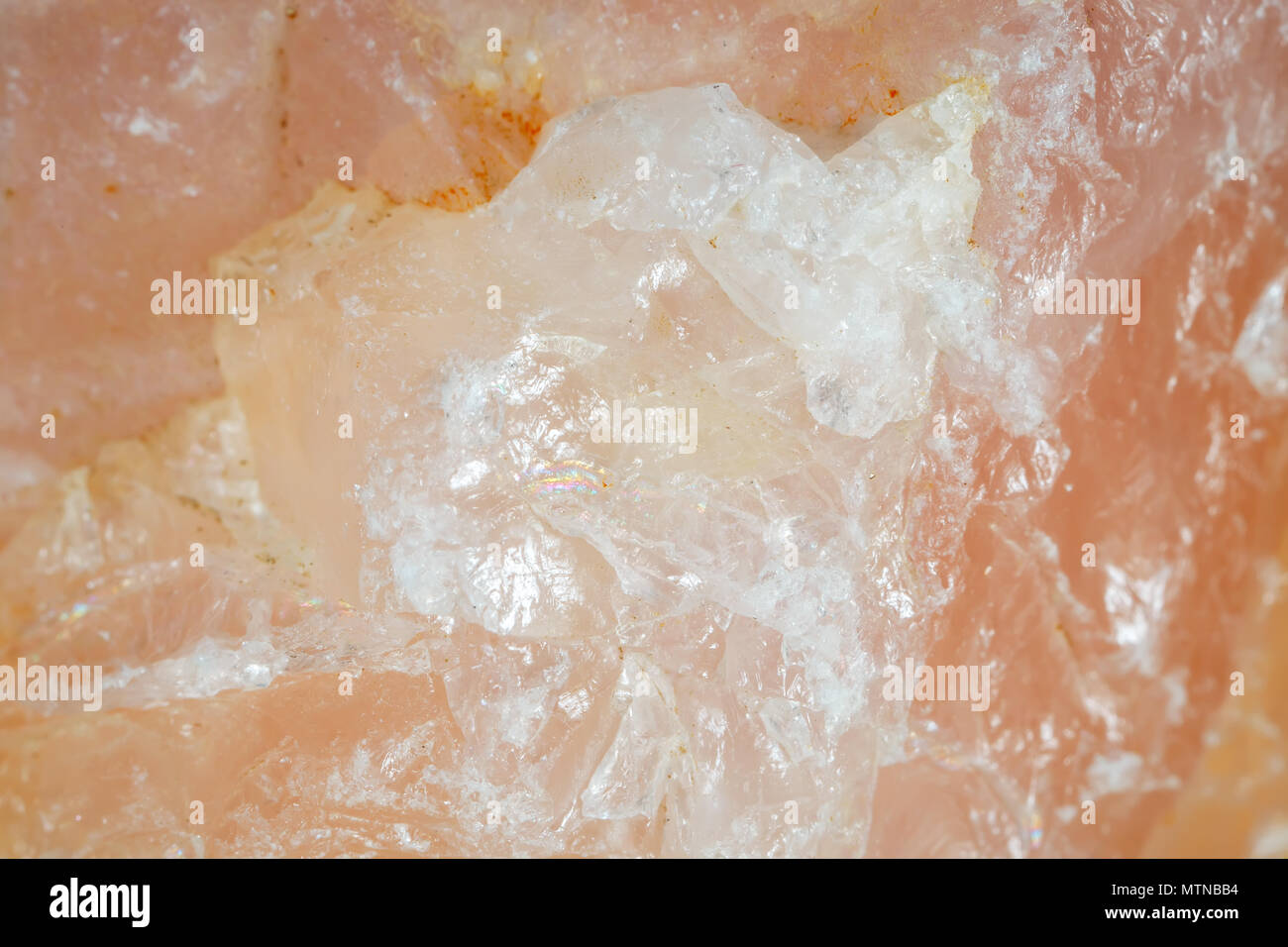 Quarzo rosa. La texture del minerale. Le riprese in modalità Macro della pietra  naturale. Le materie minerali. Abstract background Foto stock - Alamy