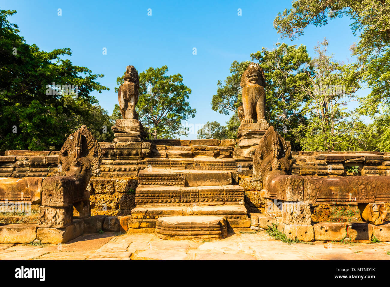 Srah Srang con Lion e Naga statue in Angkor, Cambogia Foto Stock