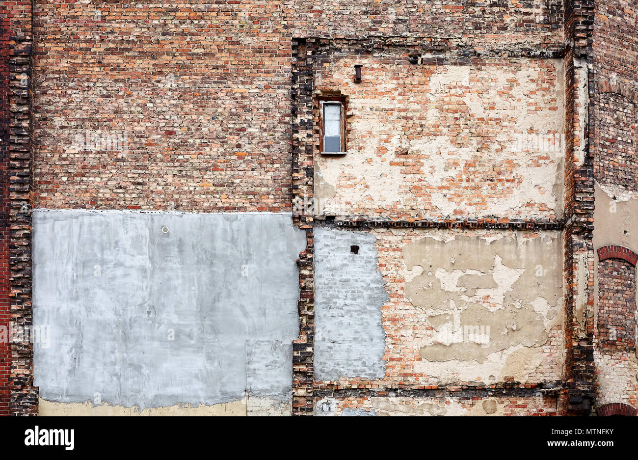 Demolito il vecchio edificio in mattoni del muro, grunge background. Foto Stock