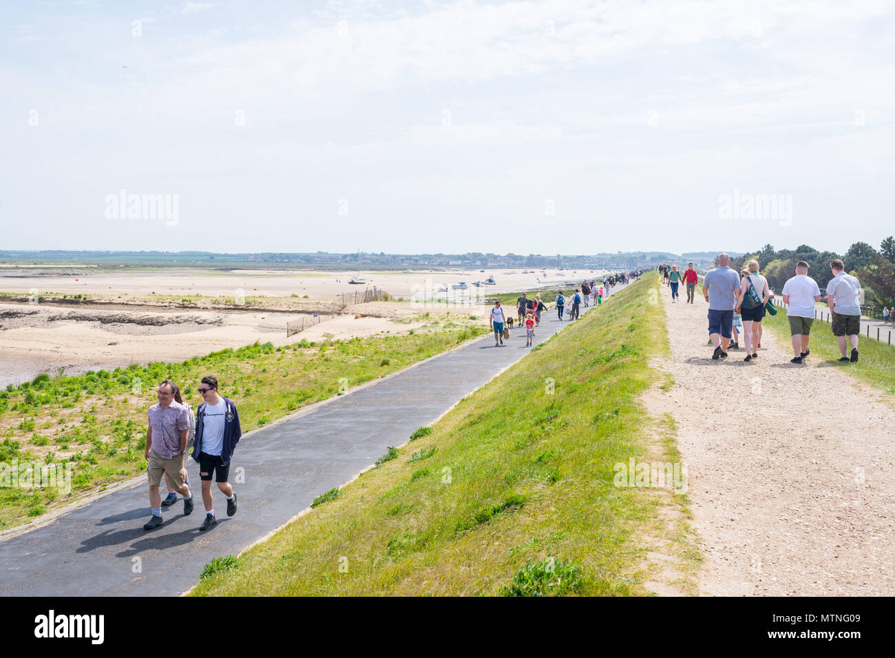 Pozzetti-next-Mare, Norfolk, Regno Unito. 27 maggio 2018. La gente a piedi lungo il sentiero che conduce alla spiaggia di pozzetti su una soleggiata giornata calda durante la banca ho Foto Stock