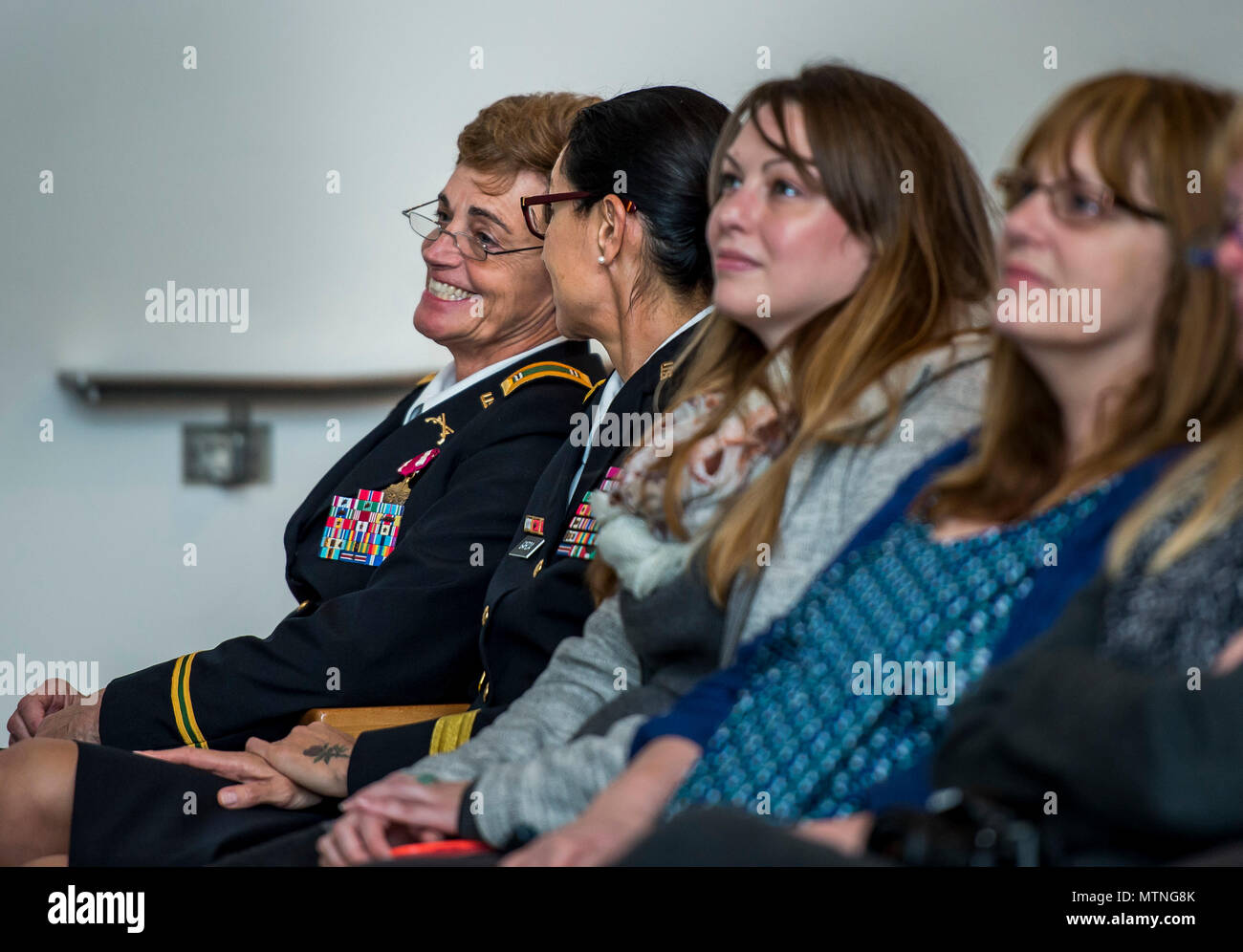 Chief Warrant Officer 5 Mary Alice Hostetler (estrema sinistra) e briga gen. Marion Garcia, comandante generale, duecentesimo della Polizia Militare comando, condividere un momento al Donna Millitary Memorial il 7 gennaio in Arlington, Virginia. Hostetler arruolato nell' esercito nel luglio 1976 ed è stato promosso a CW5 in aprile 2013 come comando Chief Warrant Officer del duecentesimo della Polizia Militare comando. Hostetler servito più di quarant'anni nell'esercito degli Stati Uniti. Hostetler compiuto molte pietre miliari, di essere la prima donna in una polizia militare company, la prima donna a fornire servizi di protezione in un combattimento z Foto Stock