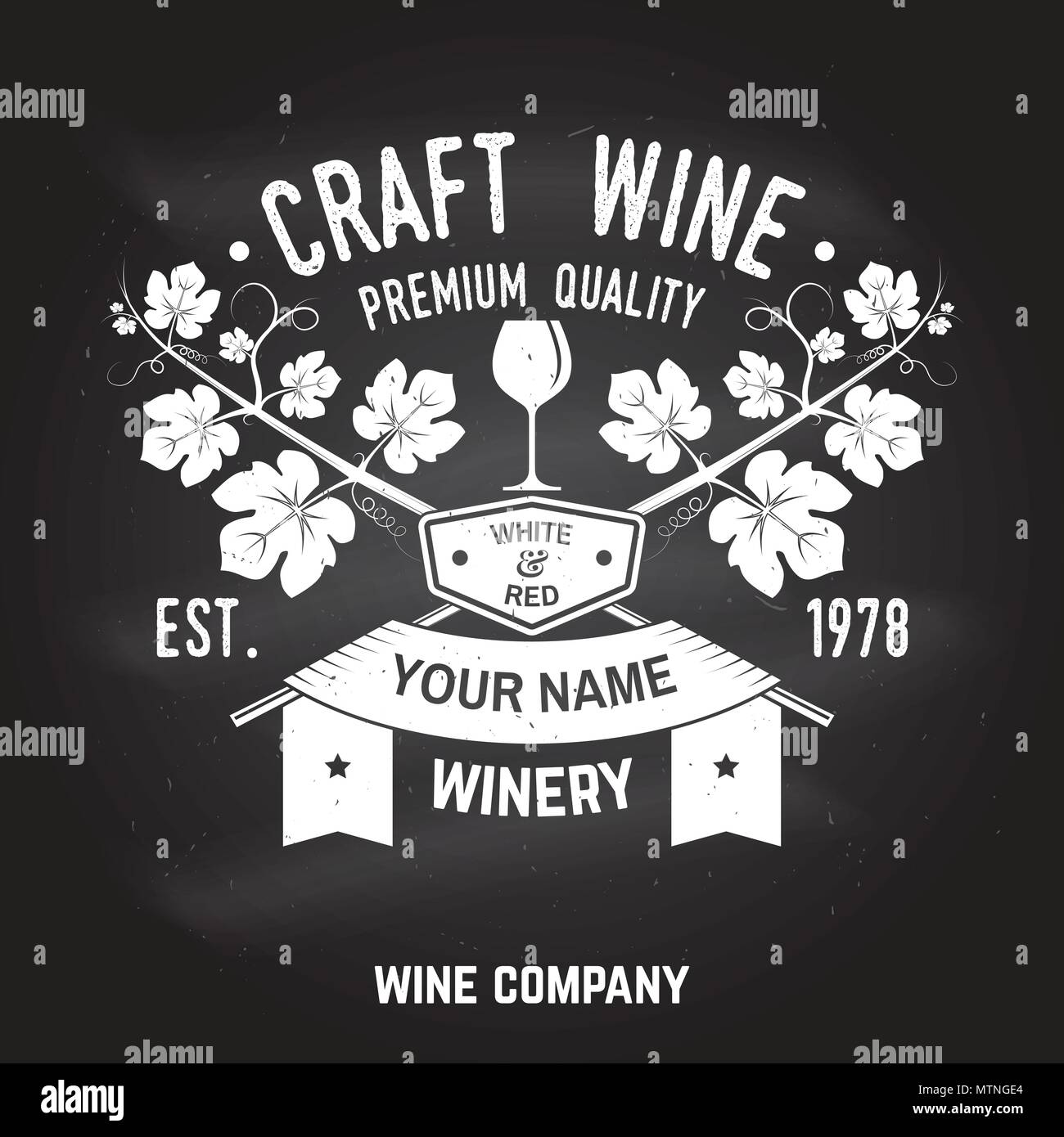 Vino di artigianato. Cantina badge aziendale, segno o etichetta sulla lavagna. Illustrazione Vettoriale. Vintage design per società di cantina, bar, pub, negozio, branding e ristorante business. Coaster per bicchieri da vino Illustrazione Vettoriale