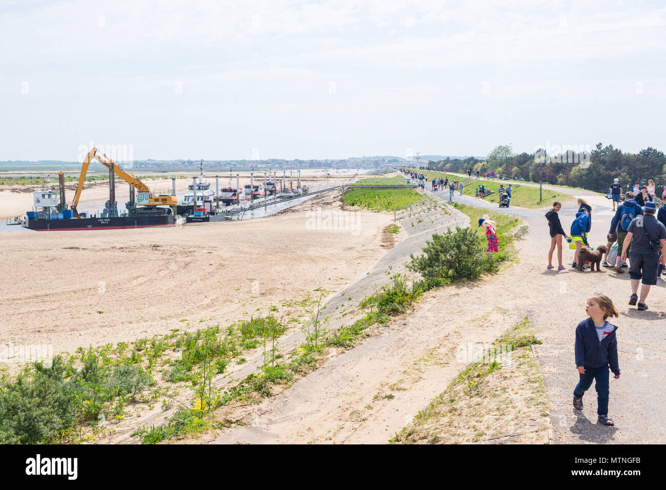 Pozzetti-next-Mare, Norfolk, Regno Unito. 27 maggio 2018. La gente a piedi lungo il sentiero che conduce alla spiaggia di pozzetti su una soleggiata giornata calda durante la banca ho Foto Stock