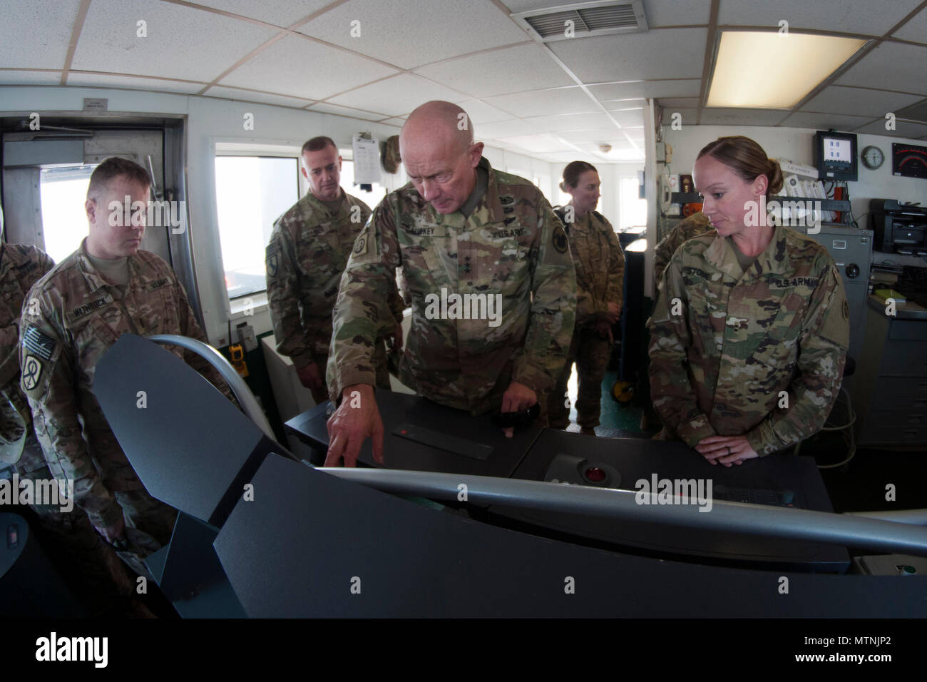 Stati Uniti La riserva di esercito comandante generale, Lt. Gen. Charles D. Luckey, parla con il capo di Warrant Officer 2 Sarah Pietra, l'ufficiale di navigazione del LSV-5 'MG Charles P. lordo,' un esercito degli Stati Uniti soldato di riserva con le 411 società di trasporti distacco 5, circa le specifiche della navigazione navale in Kuwait Base Navale, Kuwait, a gennaio 10, 2017. Luckey è venuto a Kuwait a parlare con i soldati sulle funzionalità, la necessità e l'importanza delle loro missioni all'estero. La 411st TC DET. 5 La missione mentre distribuito è di fornire la logistica di supporto di trasporto per la 316supporto comando (Expediti Foto Stock