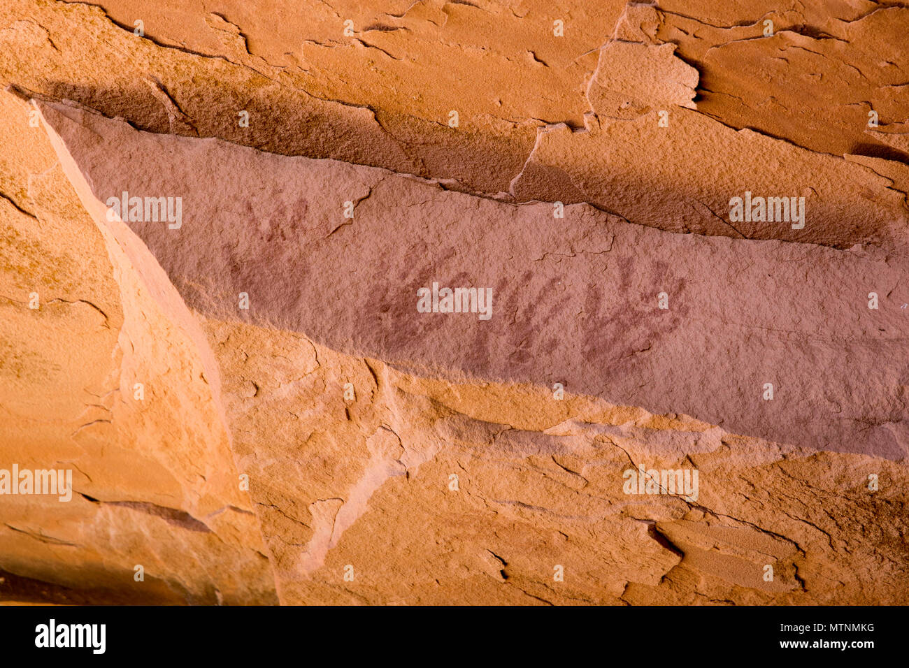 Mano rossa pittogrammi di stampa creato da Puebloans ancestrali negli orsi orecchie monumento nazionale nel sudest dell'Utah, Stati Uniti Foto Stock