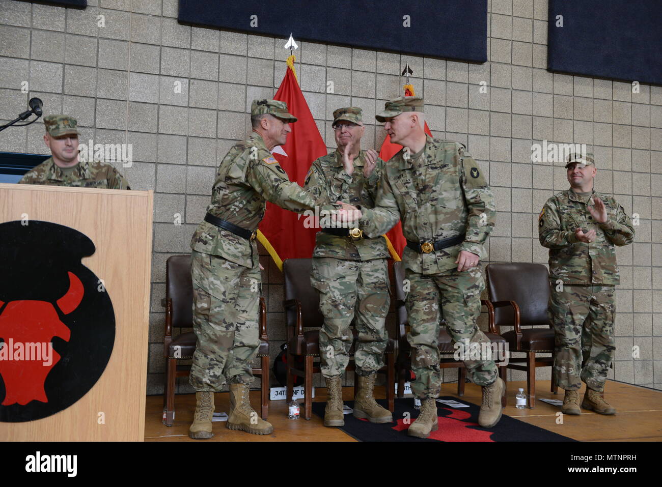 Brig. Gen. Jon Jensen ha preso il comando del Minnesota Guardia Nazionale's 34th Red Bull divisione di fanteria da magg. Gen. Neal Loidolt durante un cambio del comando cerimonia, 7 gennaio 2017, in Rosemount, Minnesota. (Minnesota Guardia Nazionale foto di Sgt. Sebastian Nemec) Foto Stock