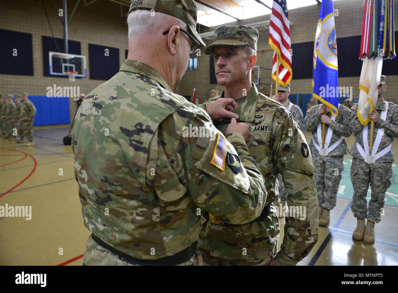 Brig. Gen. Jon Jensen ha preso il comando del Minnesota Guardia Nazionale's 34th Red Bull divisione di fanteria da magg. Gen. Neal Loidolt durante un cambio del comando cerimonia, 7 gennaio 2017, in Rosemount, Minnesota. (Minnesota Guardia Nazionale foto di Sgt. Lutero parla) Foto Stock