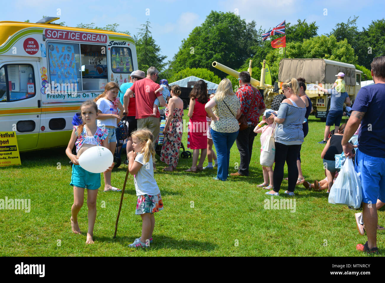 Coda in un gelato morbido van su una calda e soleggiata bank holiday all annuale Sherborne Castle Country Fair, Sherborne, Dorset, Inghilterra. Foto Stock