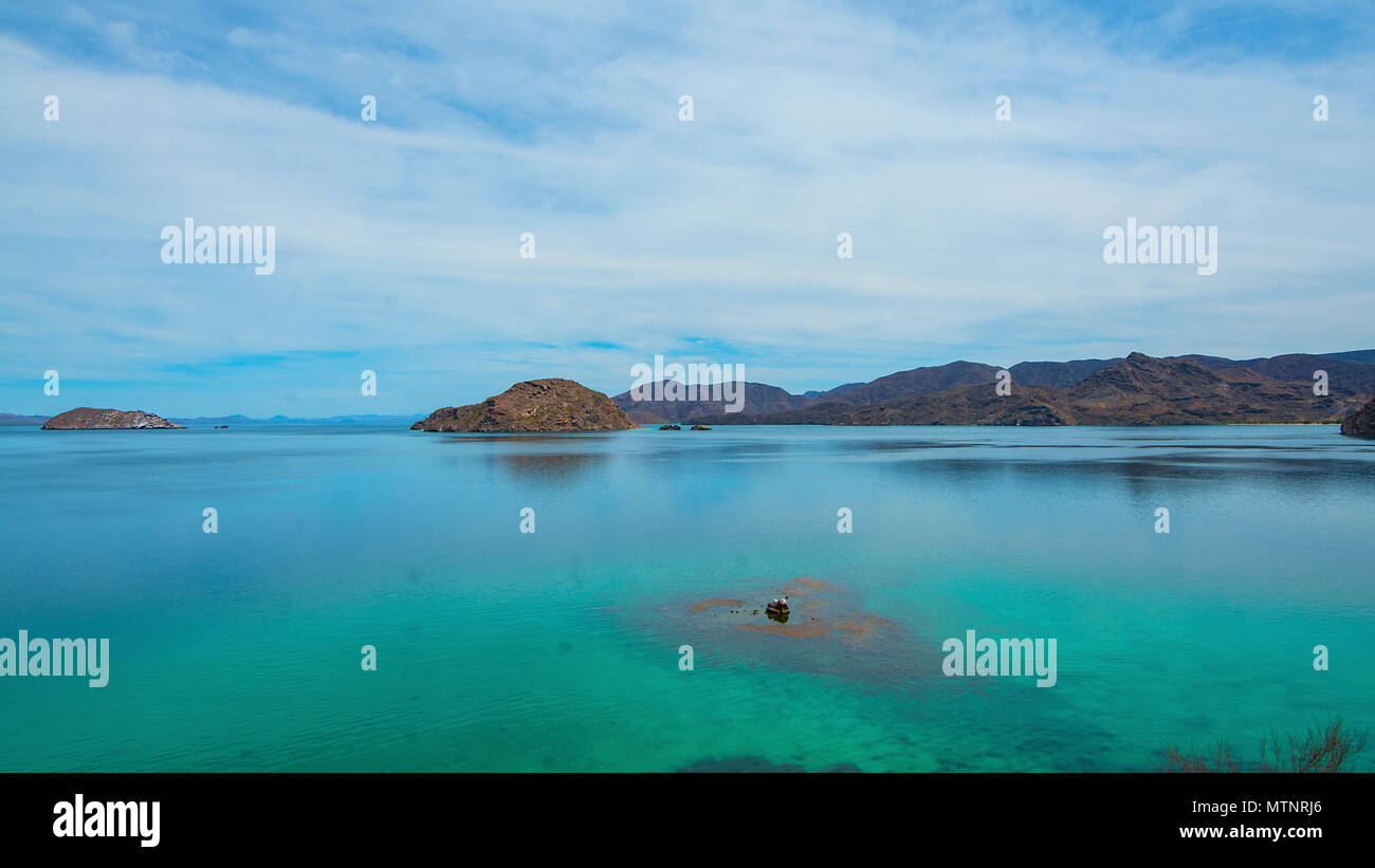 Tranquillo paradiso di spiaggia con acque calme per esplorare le isole vicine. Foto Stock