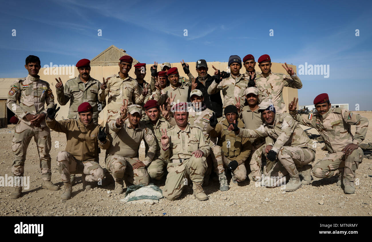 Le forze di sicurezza irachene prendere una pausa durante il contro-improvvisato dispositivo esplosivo di formazione presso Al Asad Air Base, Iraq, Gennaio 12, 2017. Questa formazione fa parte del complesso di Combined Joint Task Force - Funzionamento inerenti risolvere la costruzione di capacità del partner missione di formare partnership forze che lottano ISIL. CJTF-funzione OIR è la coalizione globale per sconfiggere ISIL in Iraq e la Siria. (U.S. Esercito foto di Sgt. Lisa soia) Foto Stock