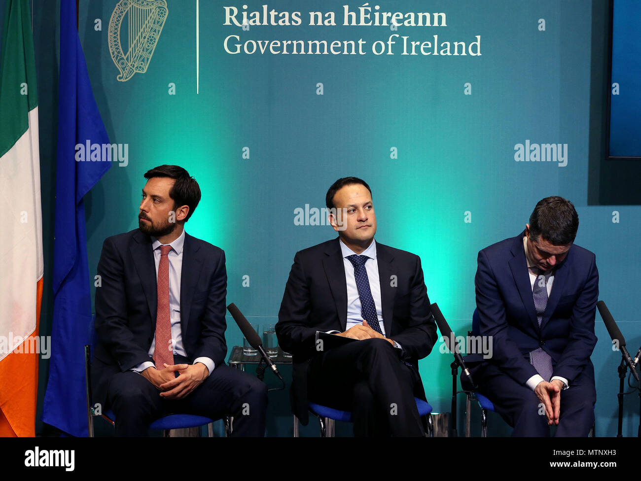 An Taoiseach Leo Varadkar (al centro), il ministro delle Finanze Donohoe pasquale (a destra) e il Ministro per l'alloggiamento di Eoghan Murphy al lancio del progetto Irlanda 2040 fondi in edifici governativi, Dublino. Foto Stock