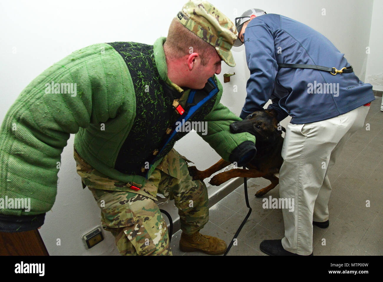 Stati Uniti Air Force militare cane lavoro Mmuralles e il suo gestore Tech. Sgt. Travis Beatty, assegnato al trentunesimo delle forze di sicurezza Squadron da Aviano, pratica aggressione controllata di formazione con U.S Army Sgt. Robert Cavaciuti, assegnati ai militari 525th cane da lavoro di distacco, a Caserma Ederle, Vicenza, Italia gen. 17, 2017. Militari di cane da lavoro le squadre sono utilizzati in pattuglia, farmaco e rilevamento esplosivi e specializzato funzioni di missione per il Dipartimento della difesa e di altre agenzie governative. Il militare 525th cane da lavoro di distacco, la formazione congiunta con la polizia italiana Squadra Cinofili K9 airpor Foto Stock