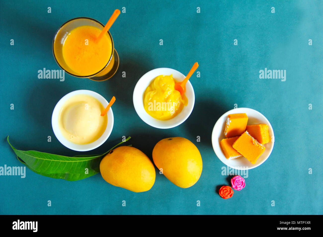 Vista dall'alto che mostra alphonso mango e i suoi sottoprodotti come il dolce, gelati e agitare Foto Stock
