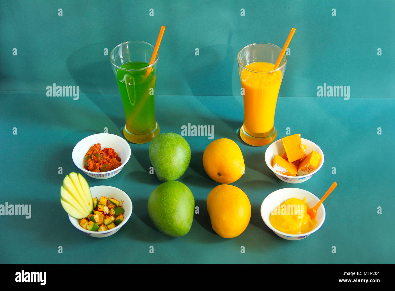 Materie e mature alphonso mango e loro sottoprodotti come sottaceti, mango shake, dolci e gelati Foto Stock