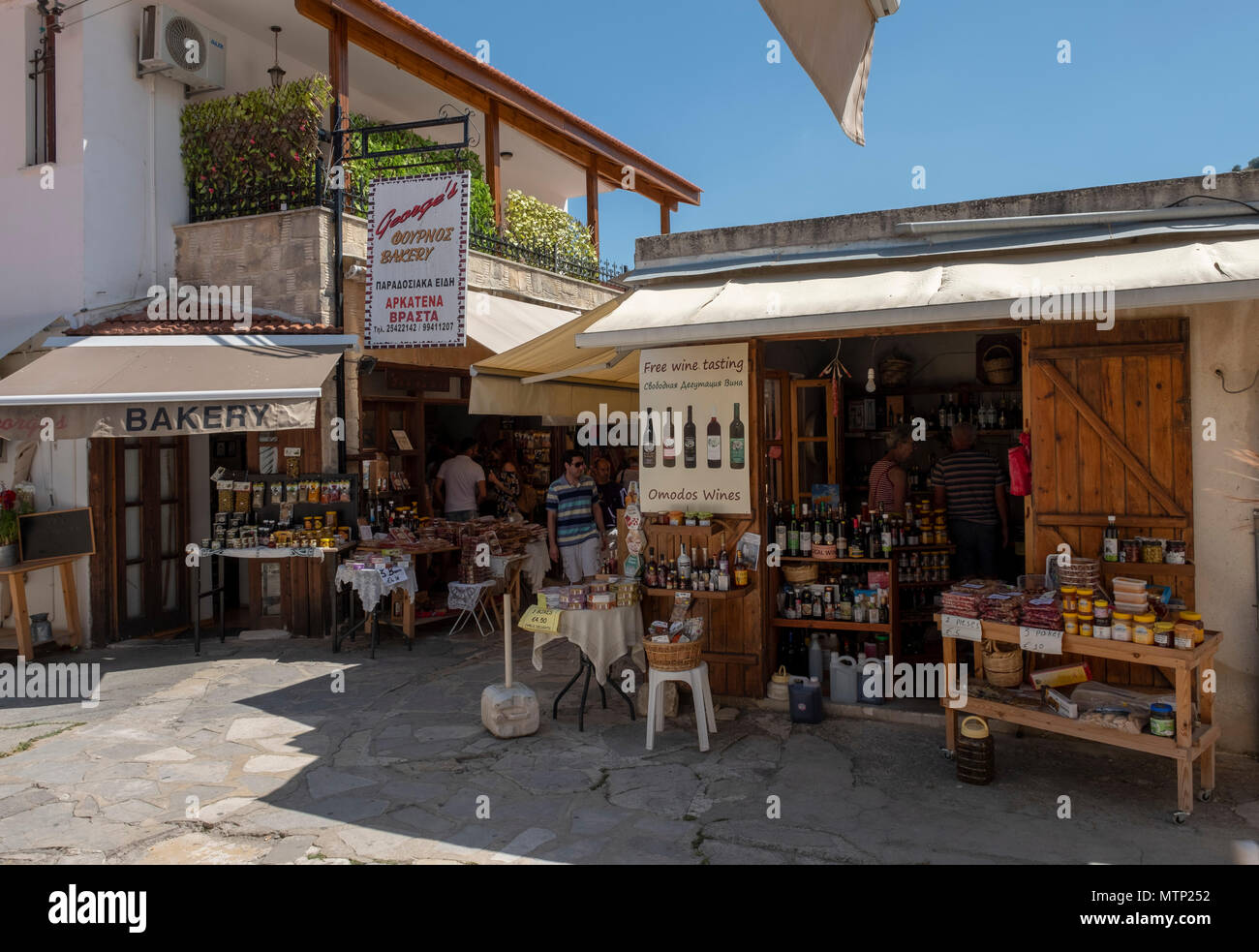 Negozi nel villaggio Omodos, Cipro Foto Stock