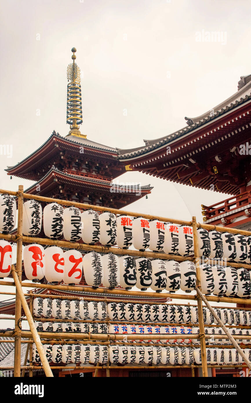 Lanterne di carta nella parte anteriore del Tempio di Asakusa Kannon a Tokyo Foto Stock