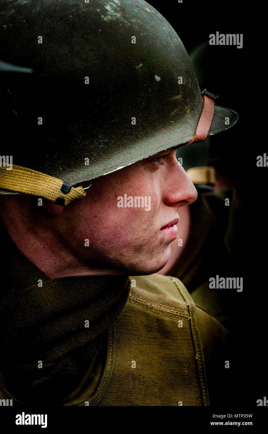 Ritratto di un preoccupato cercando americano soldato gi dalla Seconda Guerra Mondiale che indossa un casco americano (poste da attore) Foto Stock