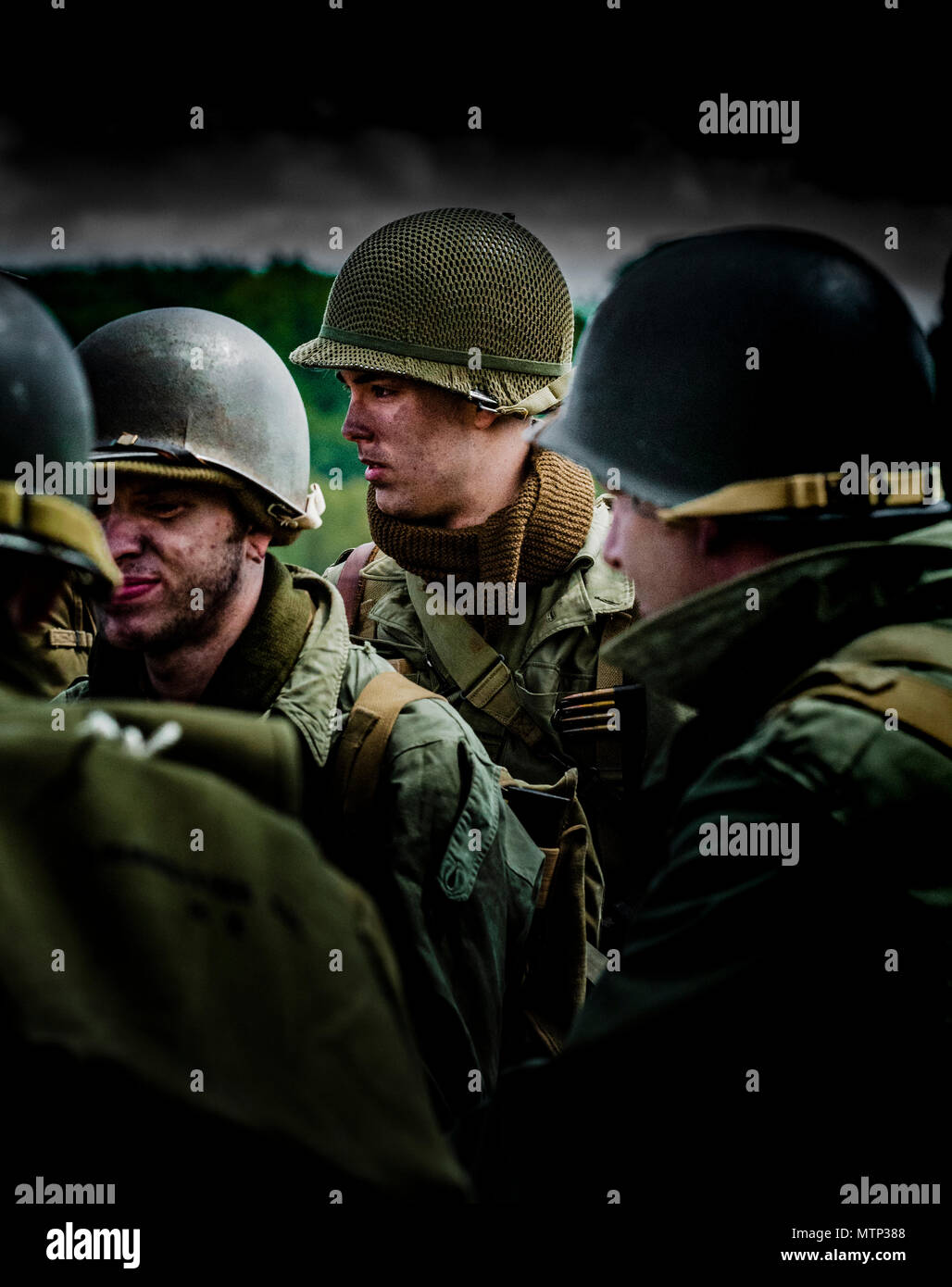 Gruppo di un soldato americano soldati dalla Seconda Guerra Mondiale che indossa un casco americano (poste da attore) Foto Stock