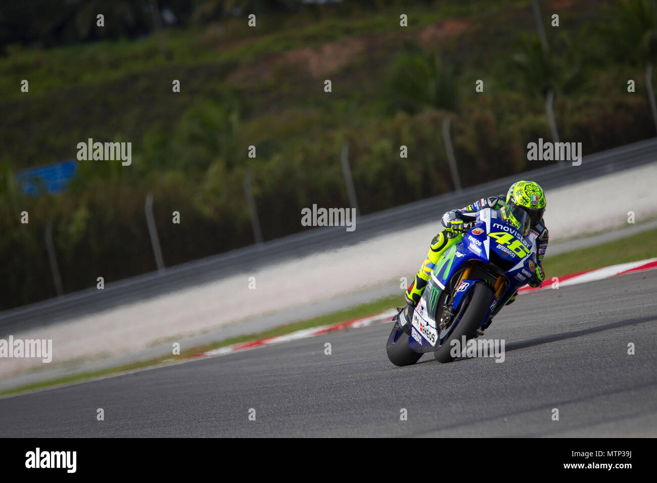 Nove volte Campione del Mondo Valentino Rossi a cavallo della sua Movistar Yamaha M1 factory bike a The Official MotoGP winter test sul circuito di Sepang in Malesia. Foto Stock