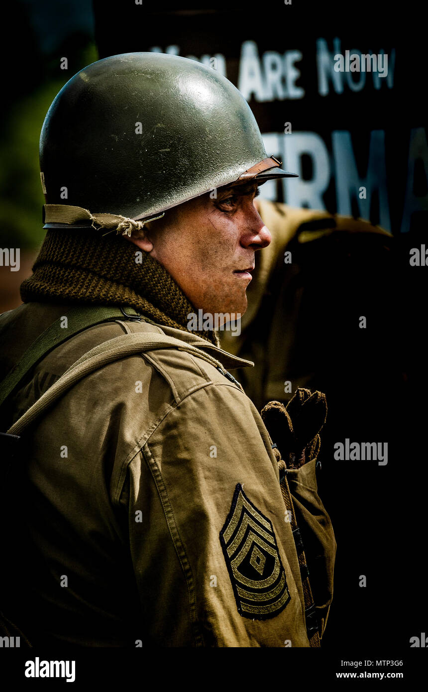 Ritratto di un soldato americano soldato dalla Seconda Guerra Mondiale che indossa un casco americano (poste da attore) Foto Stock